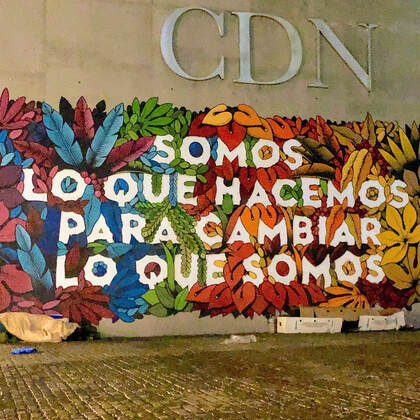 Mural reading "Somos lo que hacemos para cambiar lo que somos"